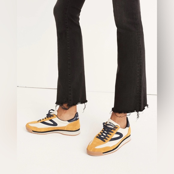 Madewell Cali Demi-Boot Jeans in Berkeley Black: Chewed-Hem Edition - Picture 4 of 10